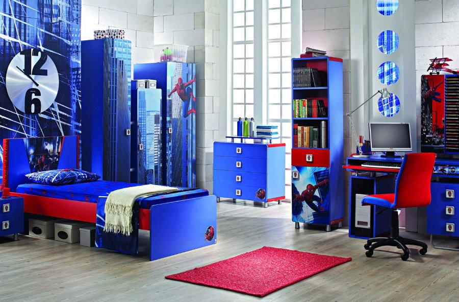 Mobilier bleu dans une chambre d'enfant