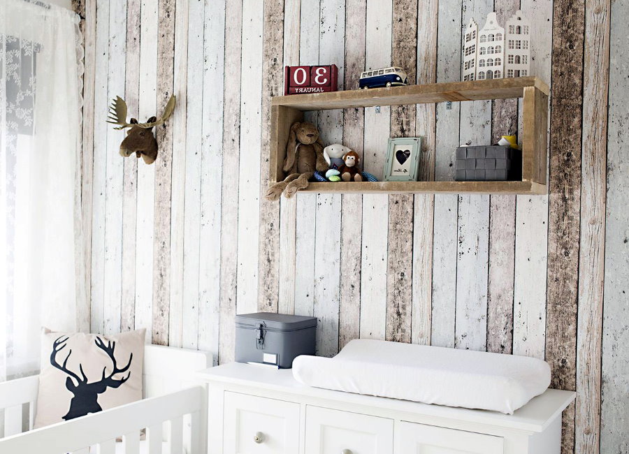 Étagère en bois sur le mur de la chambre pour bébé