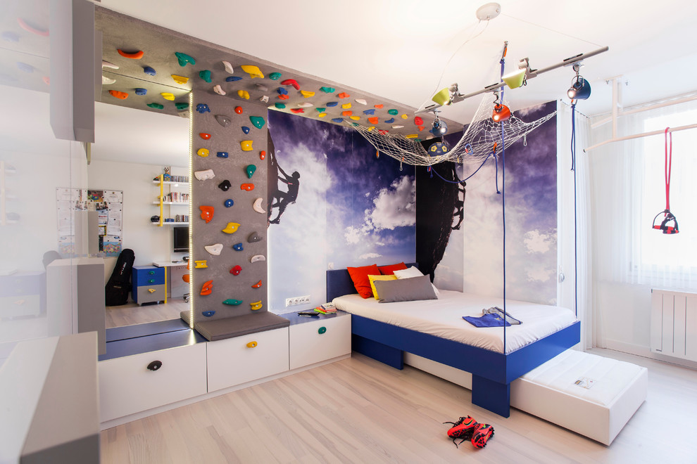 Mur d'escalade à l'intérieur d'une chambre d'enfant