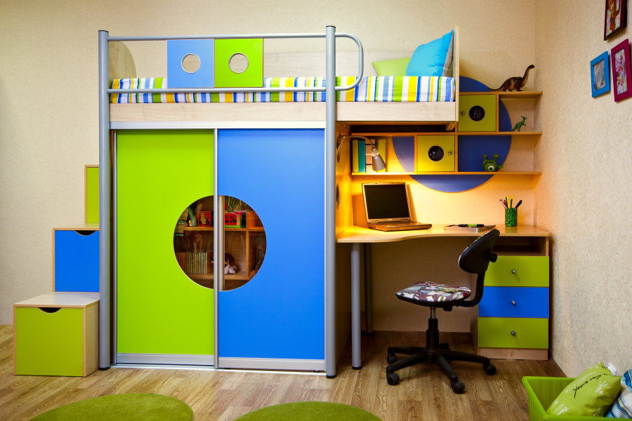 Mur d'enfants avec lit mezzanine et armoire