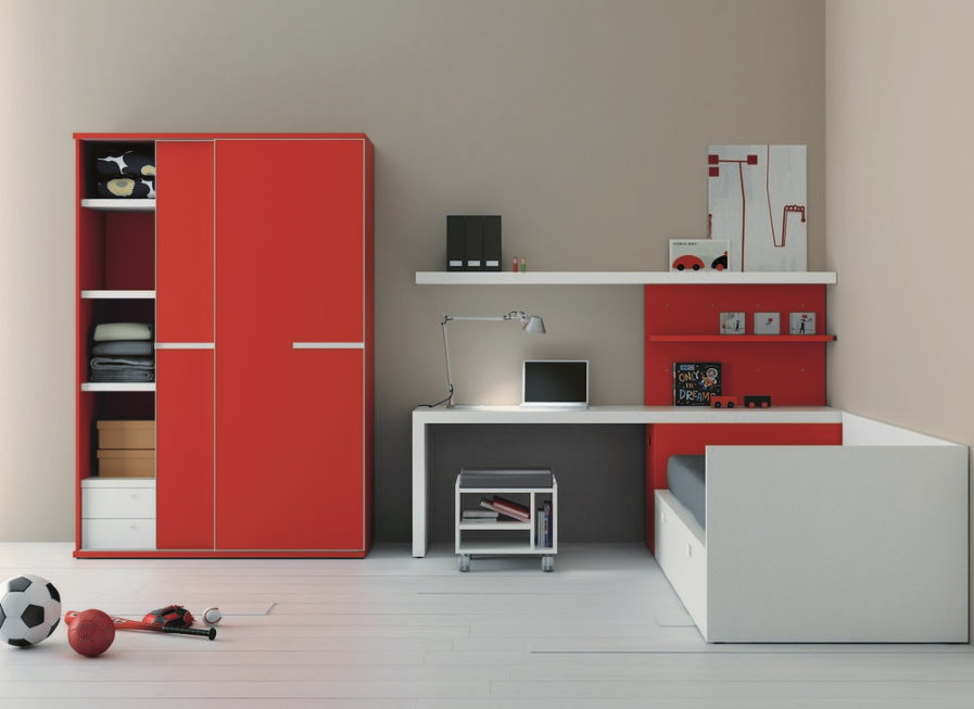 Armoire rouge dans le kit de mur d'angle