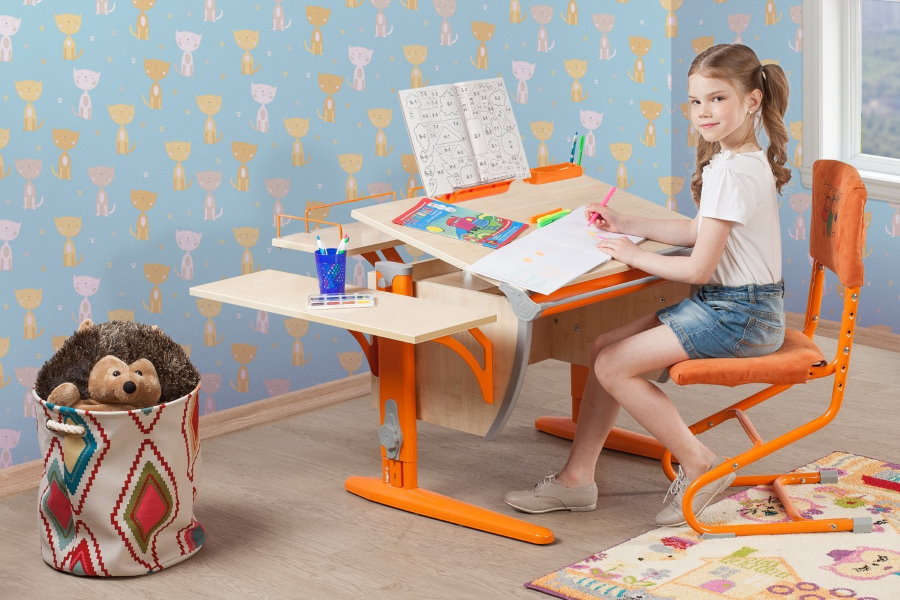 Bureau d'école pour un enfant d'âge scolaire