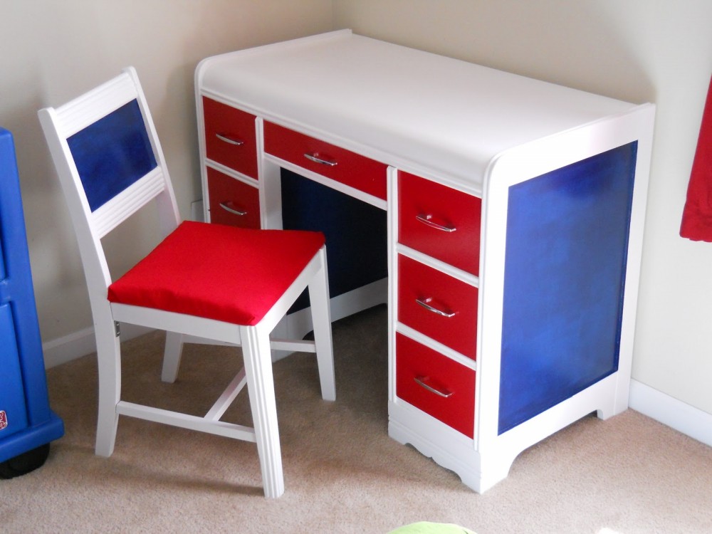 Table tricolore dans la chambre du garçon