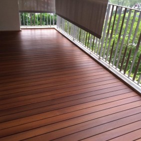 Finition du sol du balcon ouvert avec une planche de terrasse