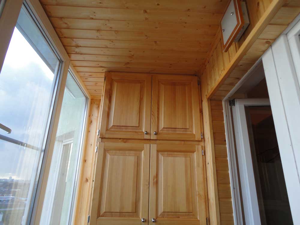 Finition du plafond du balcon avec revêtement en bois