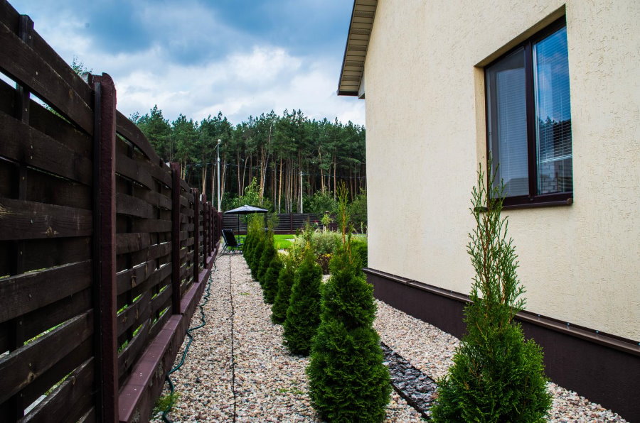 The distance from the wooden fence to the wall of the house