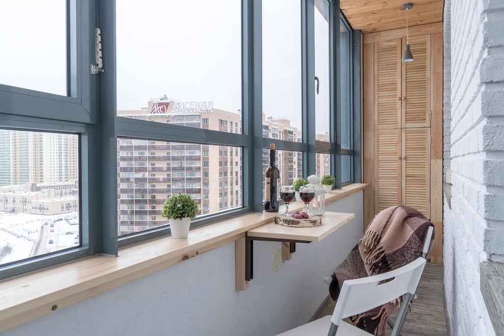 L'intérieur d'un balcon fermé dans un immeuble typique de neuf étages