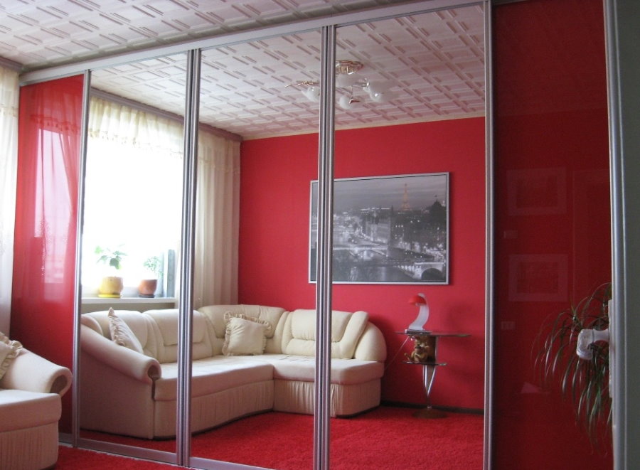 Armoire miroir dans le salon rouge