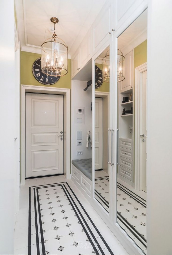 Un grand miroir à l'intérieur du couloir de l'appartement